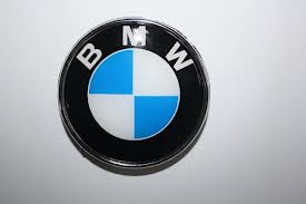 эмблему BMW на капоте