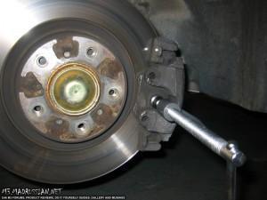 снимаем поршень суппорта bmw e46