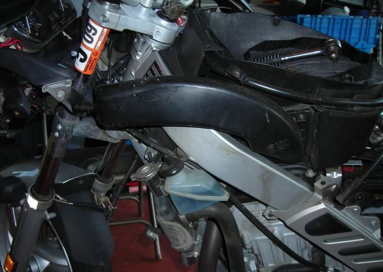 снимаем пластик BMW f650cs